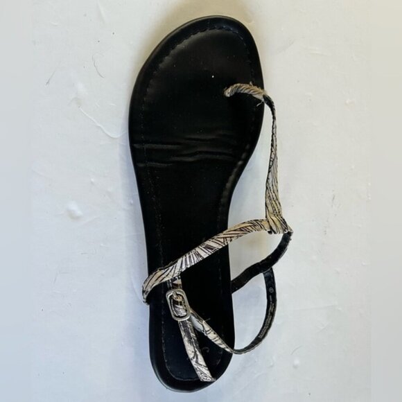 g:21 Black & White Strappy Flat Sandals - Size 8 - Picture 6 of 13